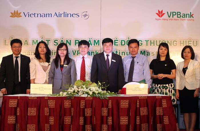 Thẻ t&iacute;n dụng Đồng thương hiệu Vietnam Airlines - VPBank Platinum MasterCard